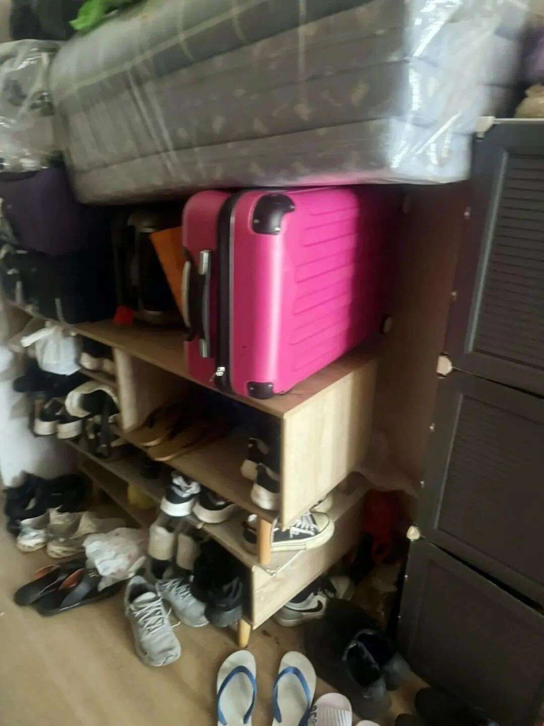 震惊！中国女子花$900房租竟与14人挤一间组屋，现场曝光……