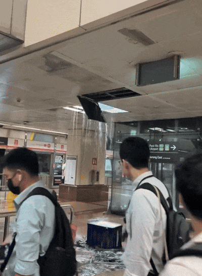 突发！莱佛士坊地铁站天花板漏水，现场一片狼藉