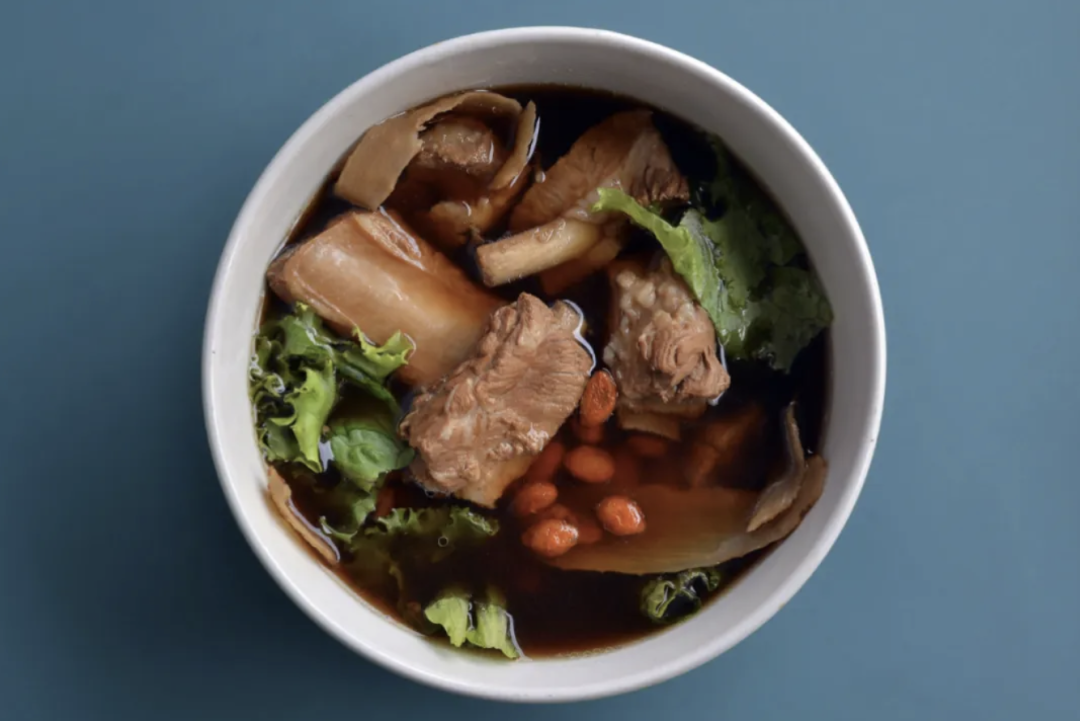 新加坡肉骨茶：一碗汤里的“黑白江湖”
