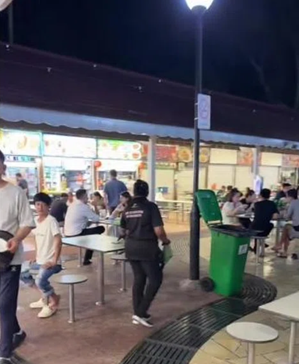 美国网红怒喷新加坡小贩中心：10串沙爹和炒饭要$45新币？抢钱啊！