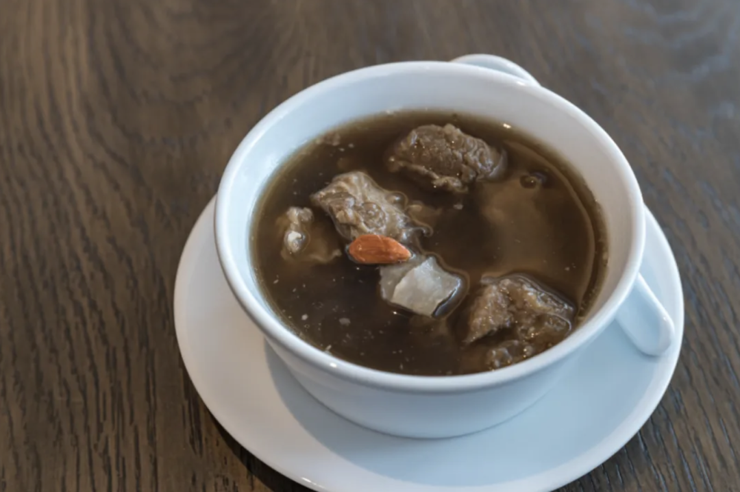 新加坡肉骨茶：一碗汤里的“黑白江湖”