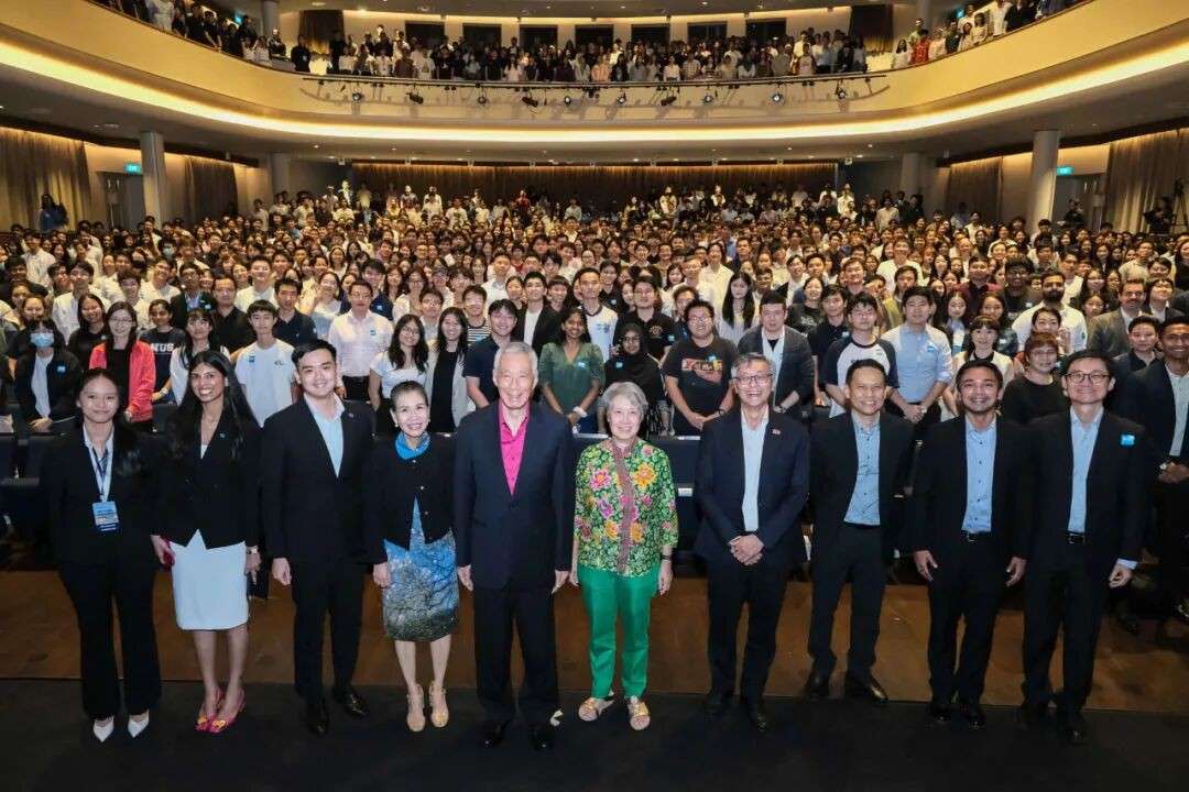 都是外国人起的外号,为什么新加坡人接受“小红点”却反感“坡县”?李显龙说出真相