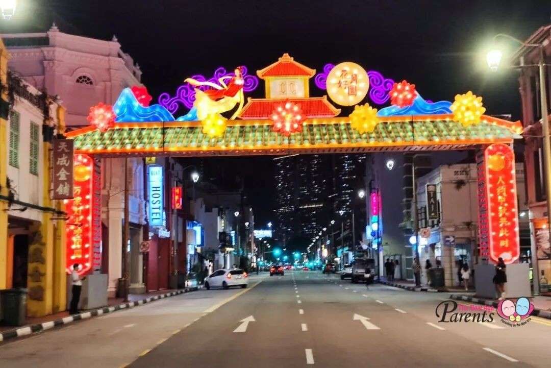 在新加坡感受中秋灯会，当然是去牛车水！灯谜、茶会、还有集章赢贺卡
