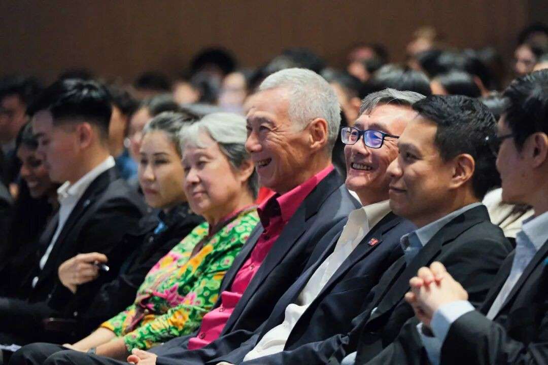 都是外国人起的外号,为什么新加坡人接受“小红点”却反感“坡县”?李显龙说出真相