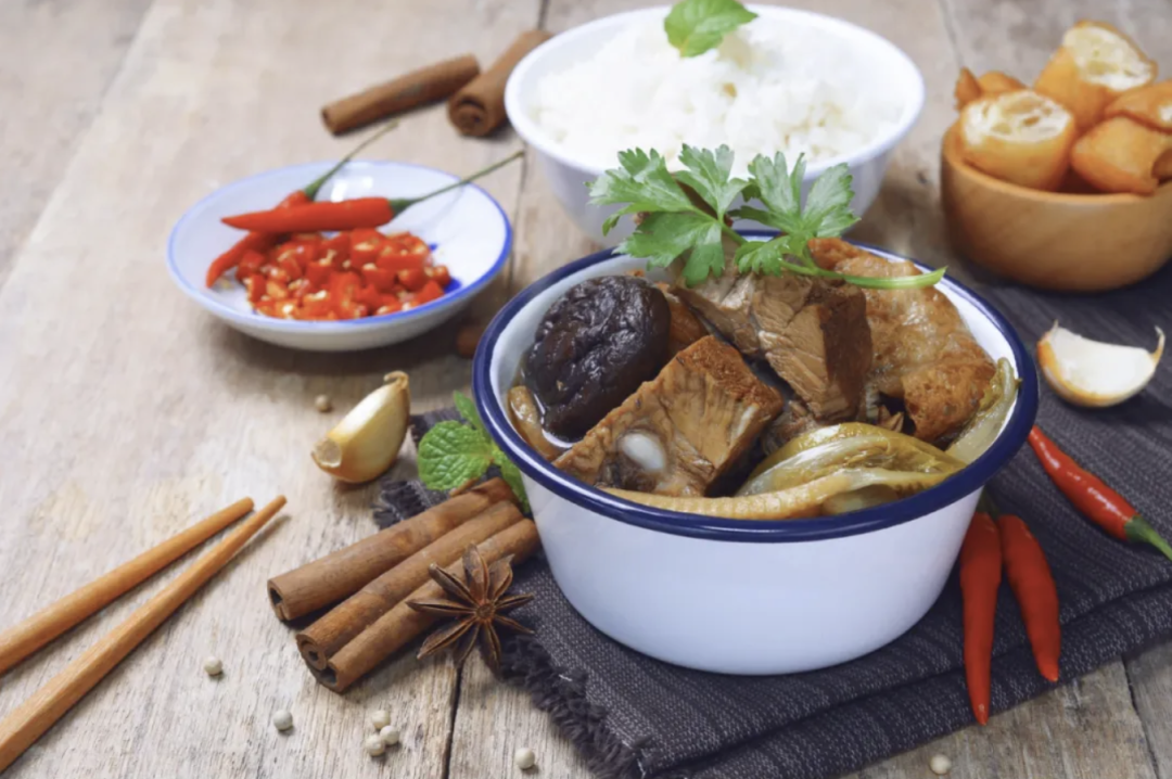 新加坡肉骨茶：一碗汤里的“黑白江湖”