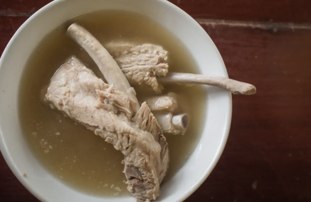 新加坡肉骨茶:一碗汤里的“黑白江湖”