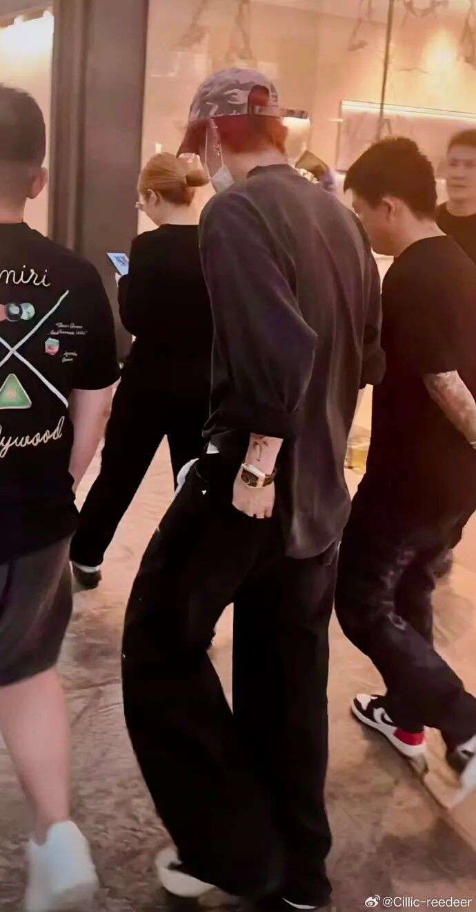鹿晗新加坡演唱会还有2天!本尊提前现身,大量偶遇照流出