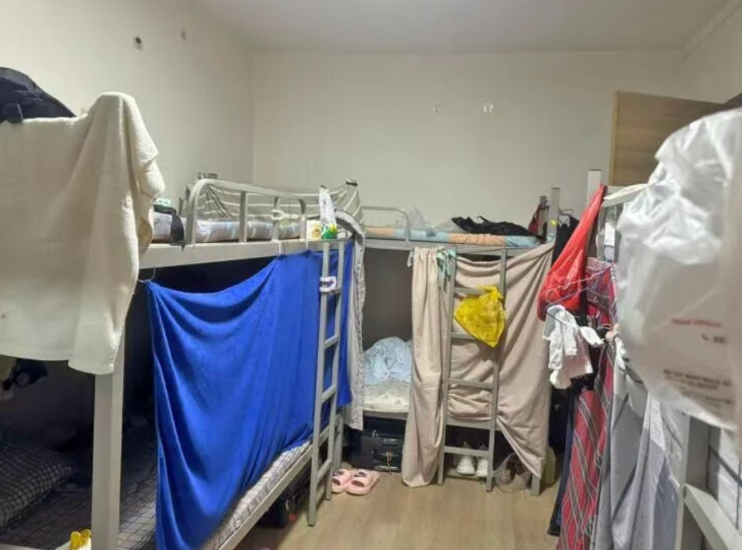 震惊！中国女子花$900房租竟与14人挤一间组屋，现场曝光……