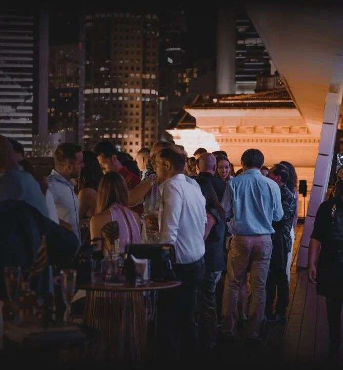 在新加坡哪里看F1最爽？来看看5000新币一位的顶配玩法，有钱也不一定抢到