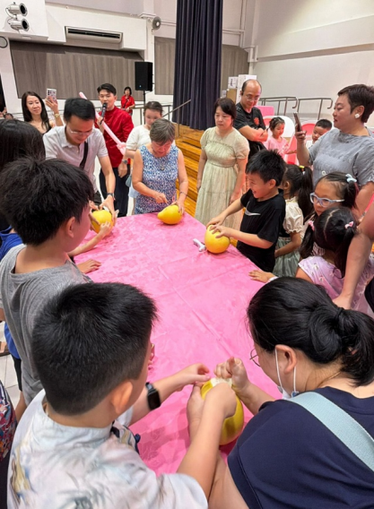 在新加坡过中秋，连李显龙都出来提灯笼了
