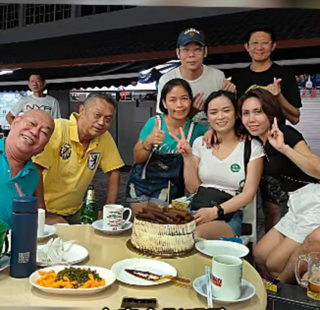 新加坡啤酒女又火了!30多位顾客为她狂欢庆生,蛋糕里还藏了一串现金