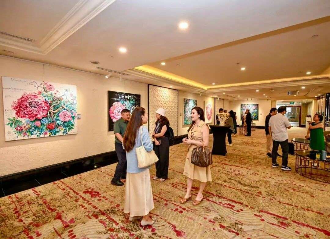 华庆全新个展《华庆的花朵》在新加坡开幕，他是第一位入驻圆明园的画家