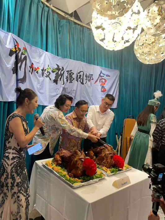 从天山到新加坡河畔,这届新疆老乡把“团圆”拿捏了!