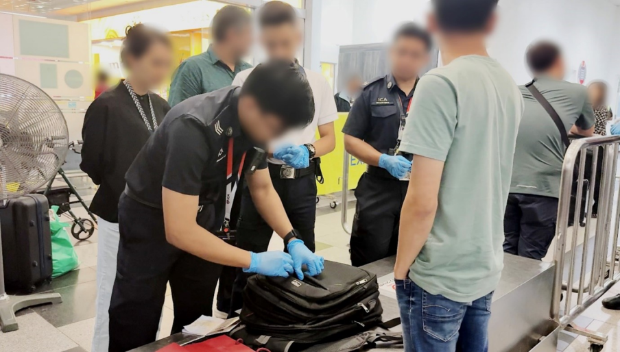 新加坡海陆空关卡查出七位数走私现金!有人带31包香烟被罚款!