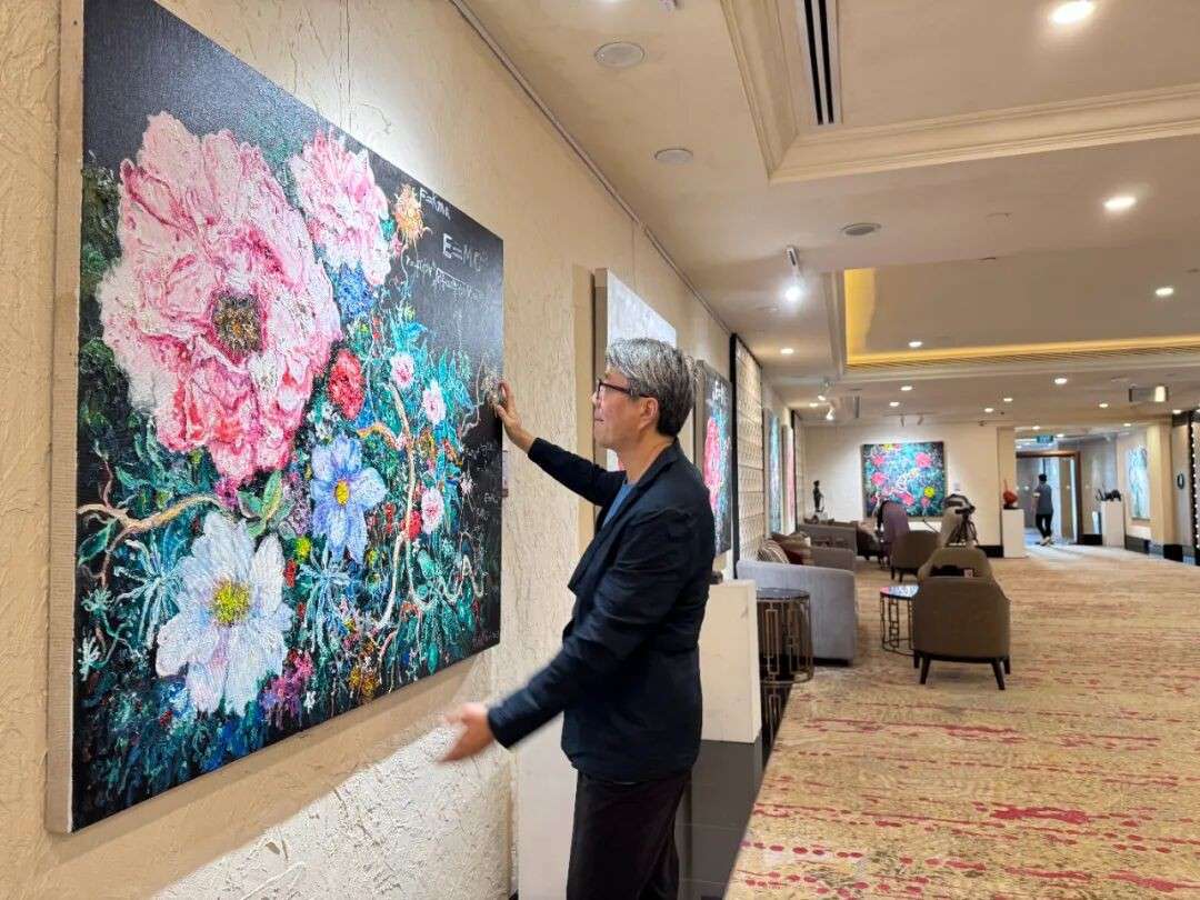 华庆全新个展《华庆的花朵》在新加坡开幕，他是第一位入驻圆明园的画家