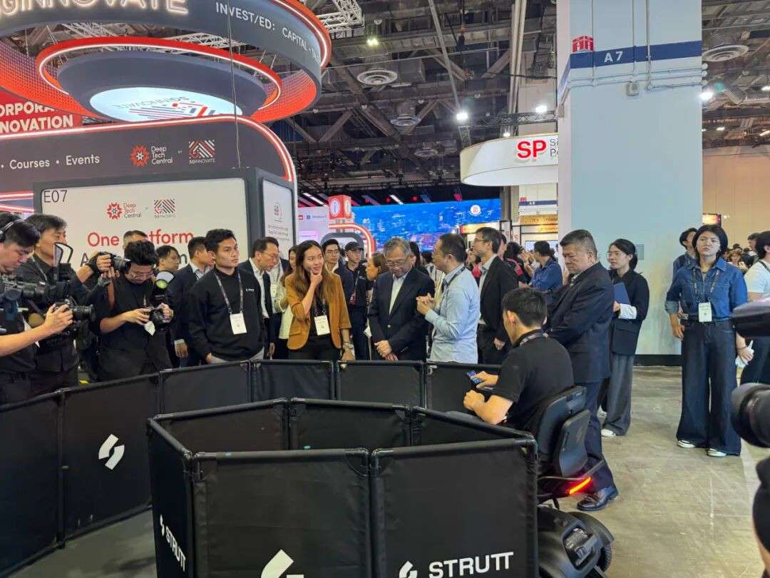 新加坡副总理逛得停不下来，机器人现场摆摊，顶级创新项目Battle，SWITCH首日现场直击