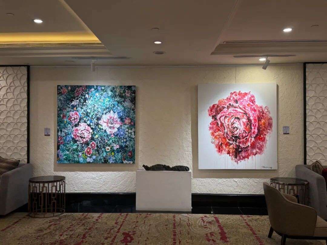 华庆全新个展《华庆的花朵》在新加坡开幕，他是第一位入驻圆明园的画家