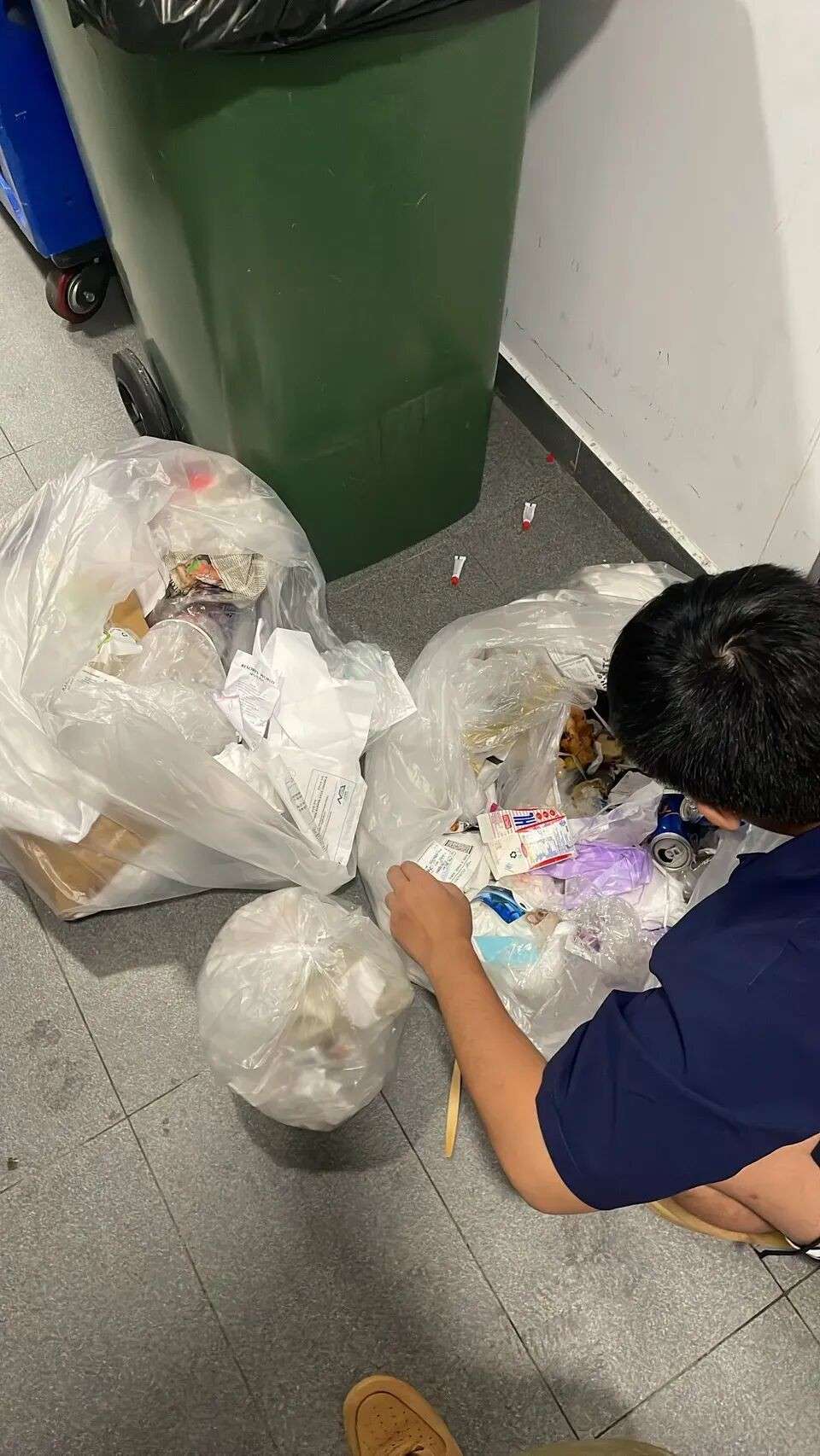 台湾游客在新加坡酒店被偷,酒店竟要他自己翻垃圾袋!
