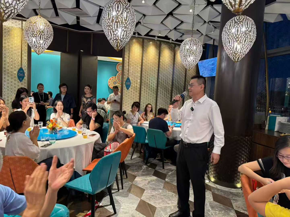 从天山到新加坡河畔,这届新疆老乡把“团圆”拿捏了!