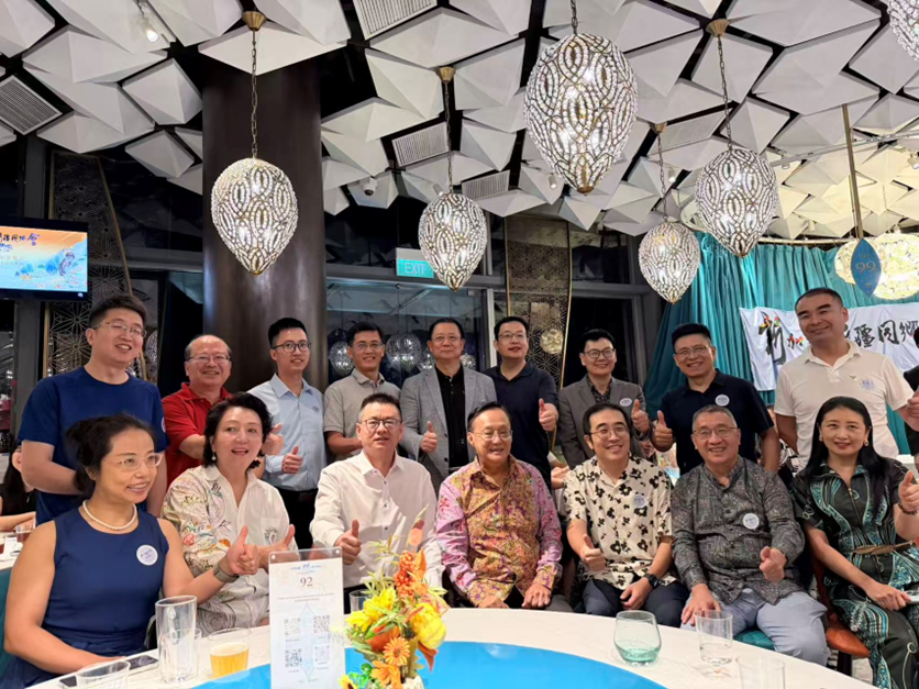 从天山到新加坡河畔,这届新疆老乡把“团圆”拿捏了!
