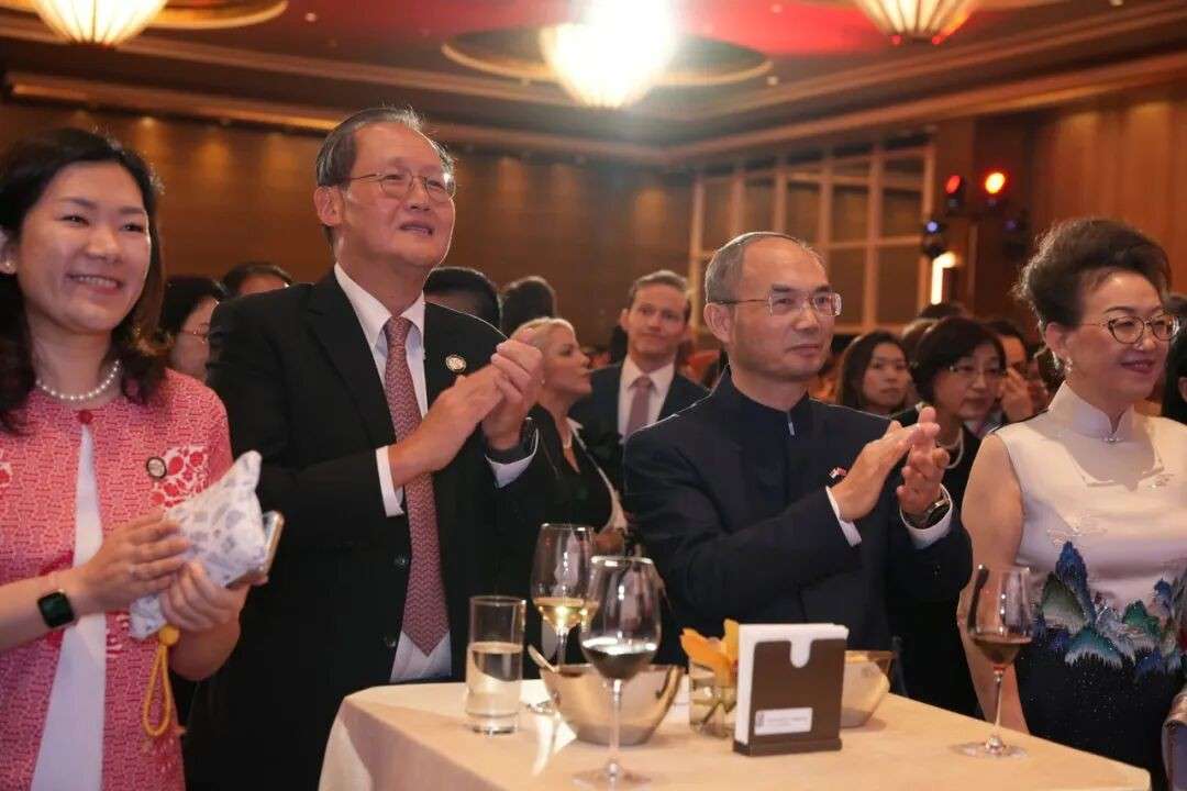 中国国庆+中新建交35年，中国大使馆在新加坡整了个大场面！