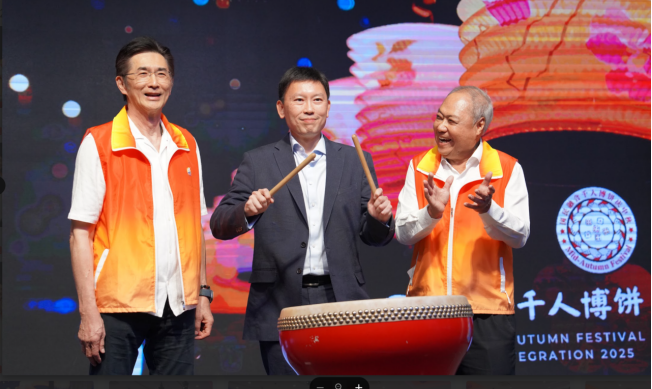 在新加坡过中秋，连李显龙都出来提灯笼了