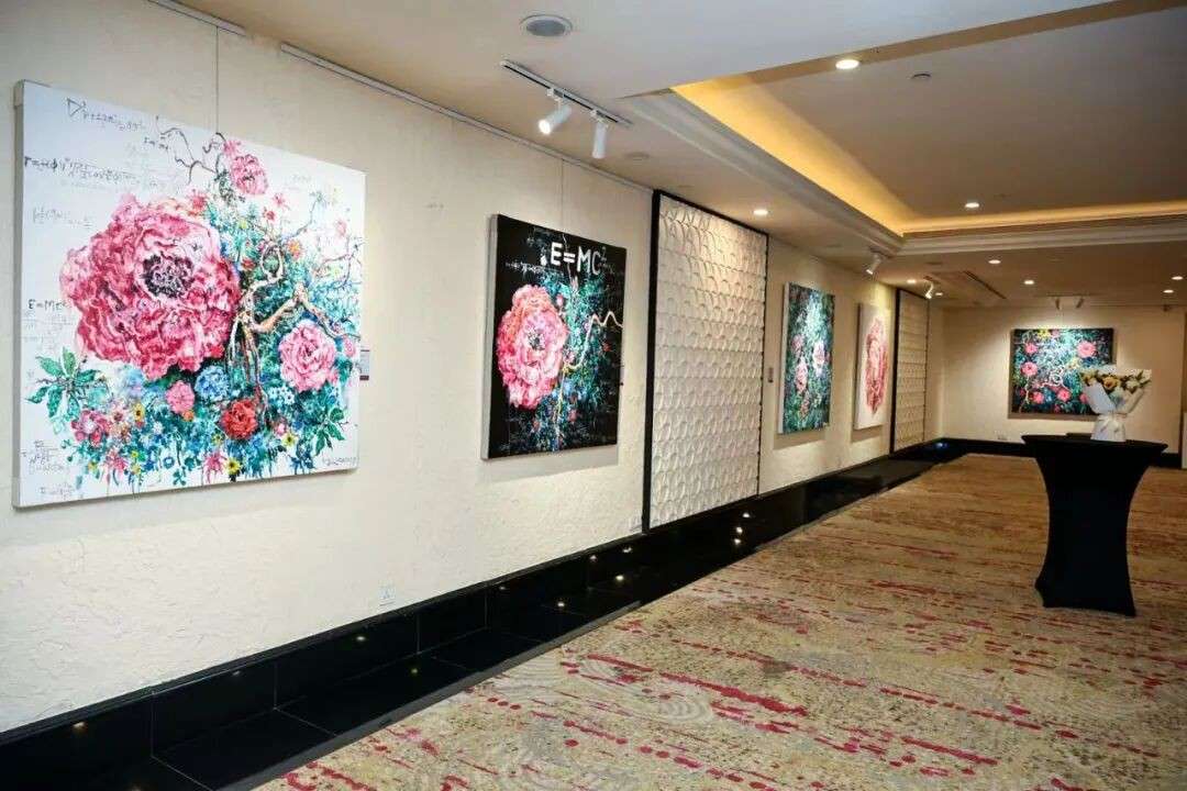 华庆全新个展《华庆的花朵》在新加坡开幕，他是第一位入驻圆明园的画家
