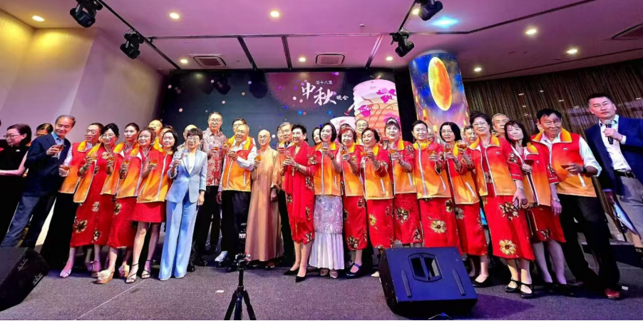 在新加坡过中秋，连李显龙都出来提灯笼了