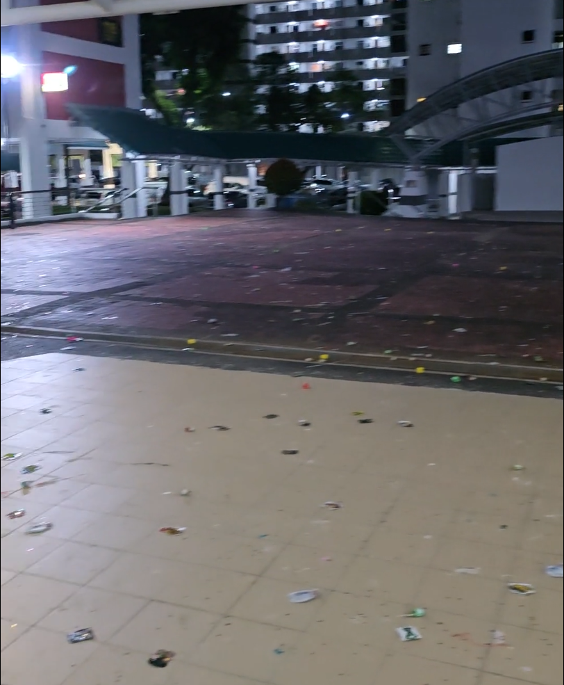 节后的新加坡垃圾遍地引热议,网友:这也叫花园城市?