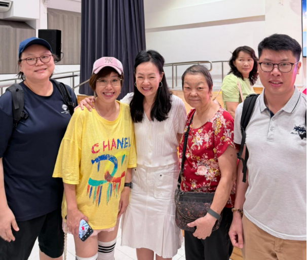 在新加坡过中秋，连李显龙都出来提灯笼了