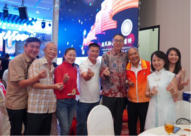 在新加坡过中秋，连李显龙都出来提灯笼了