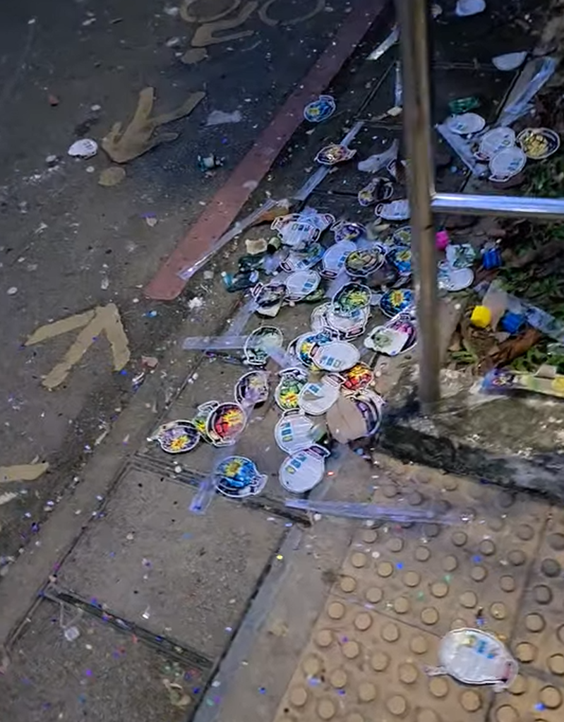 节后的新加坡垃圾遍地引热议,网友:这也叫花园城市?