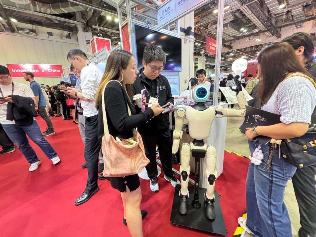 新加坡副总理逛得停不下来，机器人现场摆摊，顶级创新项目Battle，SWITCH首日现场直击