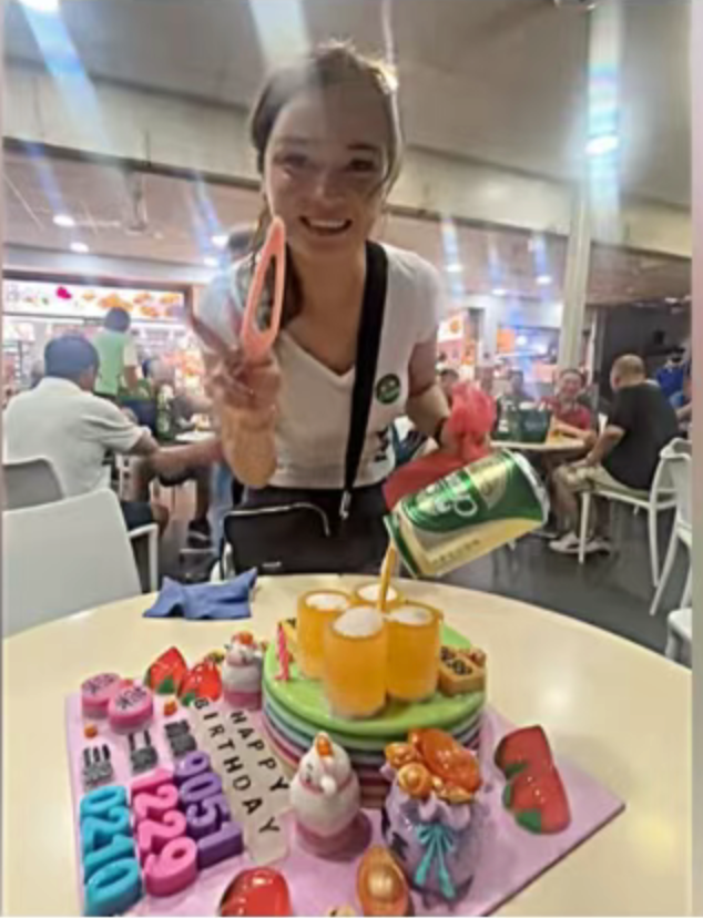 新加坡啤酒女又火了!30多位顾客为她狂欢庆生,蛋糕里还藏了一串现金