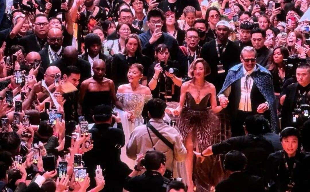奥斯卡影后竟在黄砖路上做这件事?《魔法坏女巫2》新加坡首映礼现场太炸了!