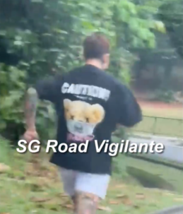 新加坡一男子为躲警察连撞4车后竟徒步逃脱