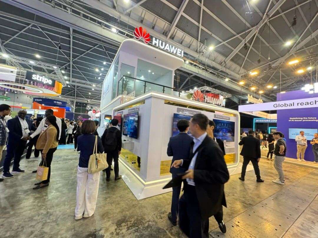 新加坡副总理现场变脸马斯克？！还体验了属于未来的支付装置