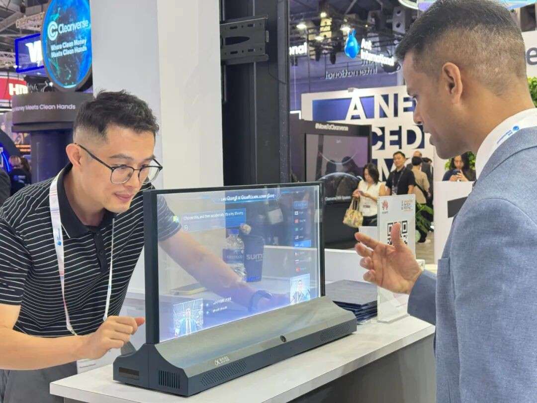 新加坡副总理现场变脸马斯克？！还体验了属于未来的支付装置
