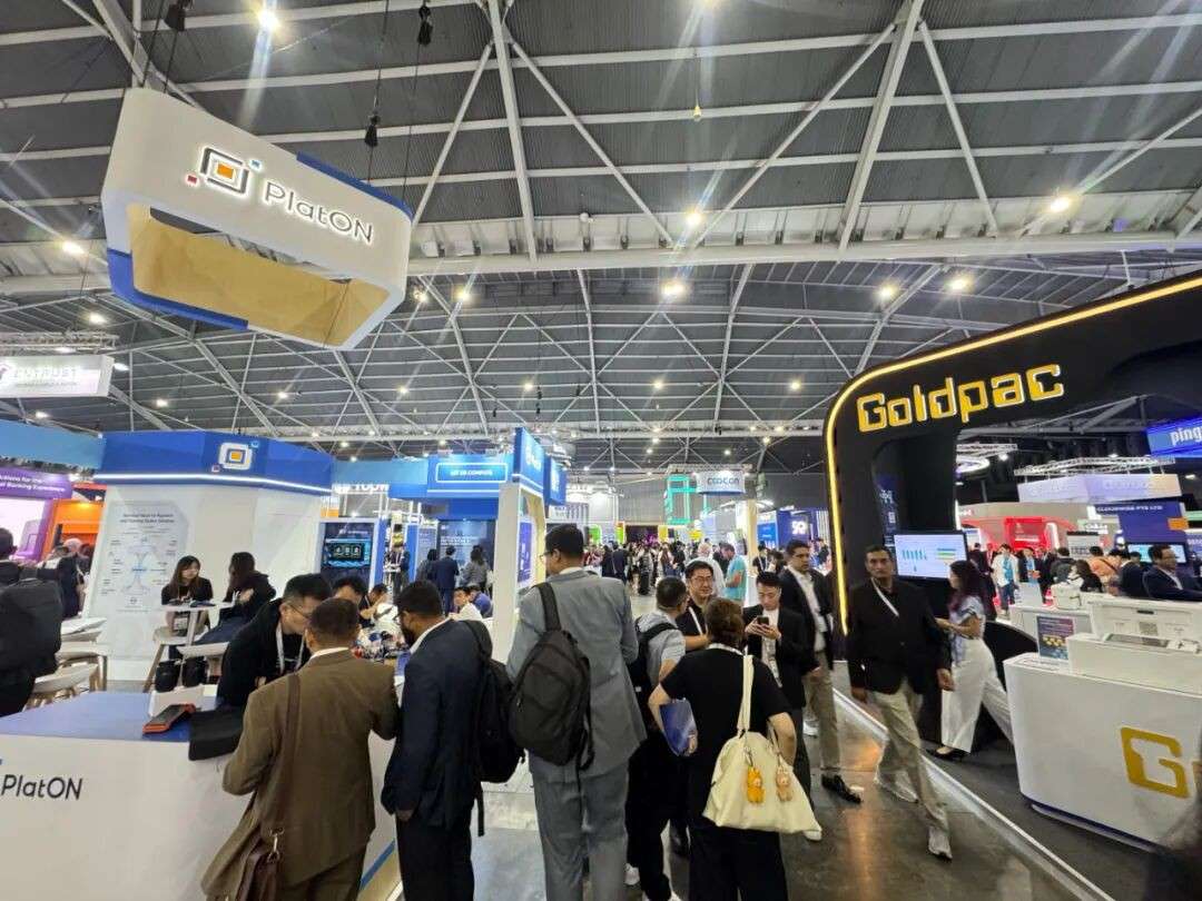 新加坡副总理现场变脸马斯克？！还体验了属于未来的支付装置