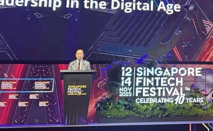 新加坡副总理现场变脸马斯克？！还体验了属于未来的支付装置