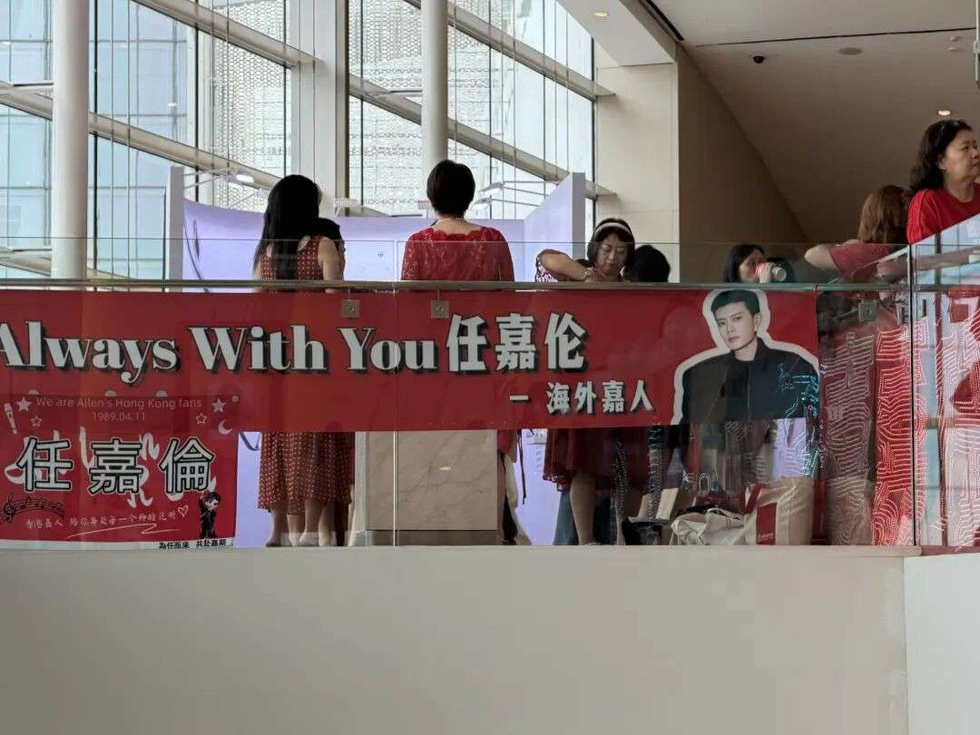 现场直击!任嘉伦、刘雨昕、刘轩丞明星红毯生图暴击,今天的新加坡星光拉满!