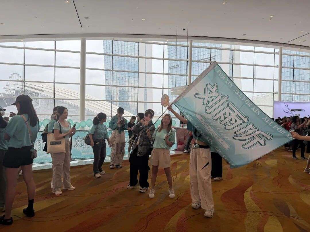 现场直击!任嘉伦、刘雨昕、刘轩丞明星红毯生图暴击,今天的新加坡星光拉满!