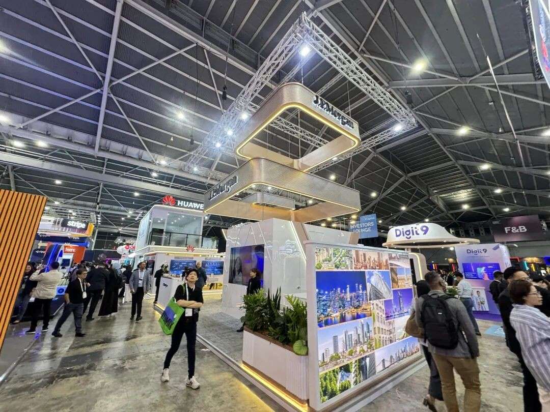 新加坡副总理现场变脸马斯克？！还体验了属于未来的支付装置