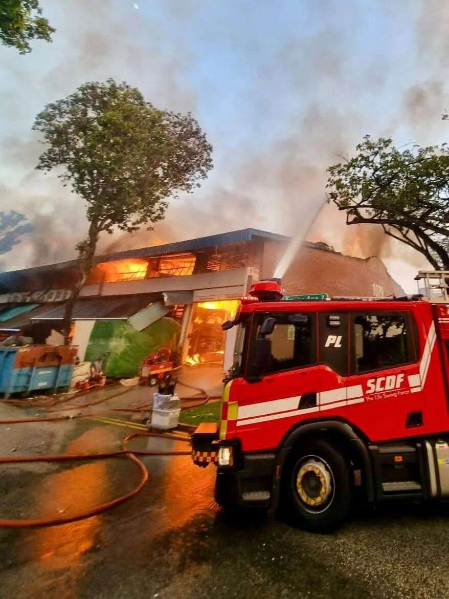 新加坡一工厂大火烧了5个小时，墙体坍塌爆炸声不断，2名消防人员不支送院