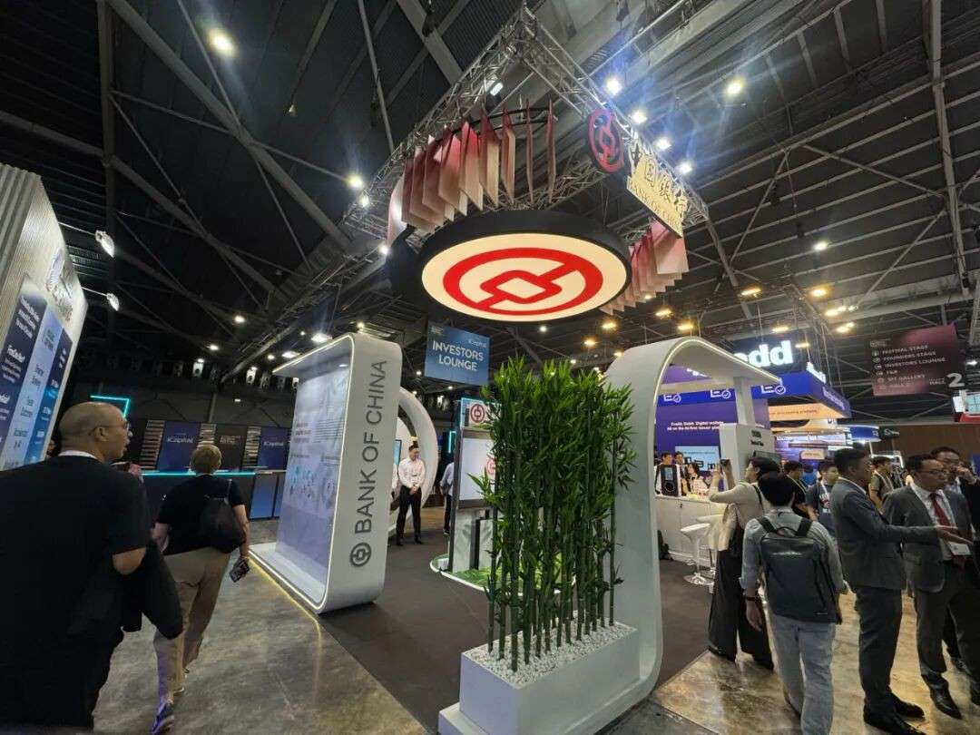 新加坡副总理现场变脸马斯克？！还体验了属于未来的支付装置