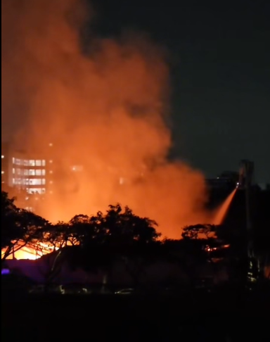 新加坡一工厂大火烧了5个小时，墙体坍塌爆炸声不断，2名消防人员不支送院