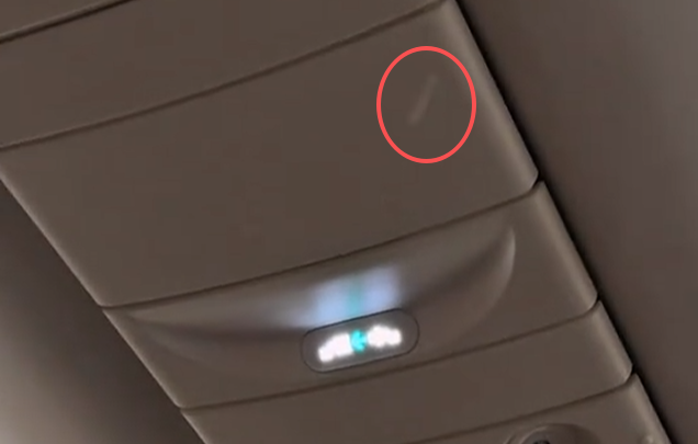 新航机舱漏水?空姐用胶带堵上了