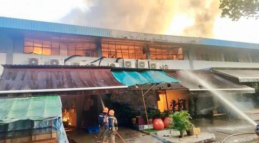 新加坡一工厂大火烧了5个小时，墙体坍塌爆炸声不断，2名消防人员不支送院
