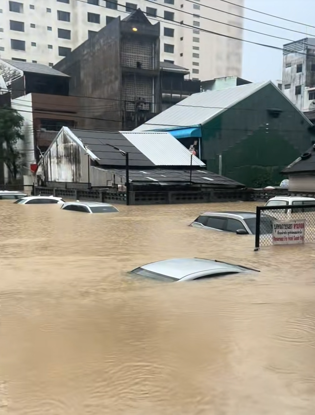 新加坡使馆今日连发公告,8人被困洪水重灾区,一度与家人失联