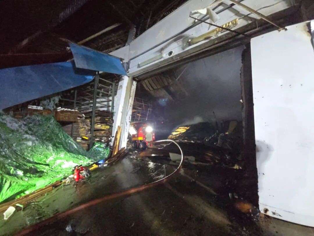 新加坡一工厂大火烧了5个小时，墙体坍塌爆炸声不断，2名消防人员不支送院